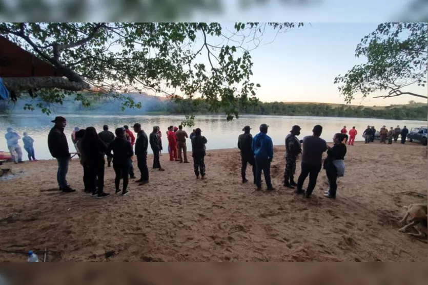 Buscas por menino vão percorrer 50 km rio abaixo nesta terça