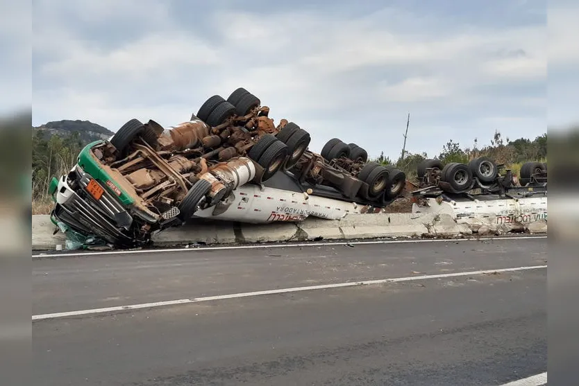 Caminhão carregado com combustível tomba na BR-376