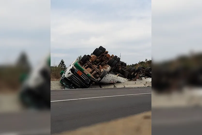 Caminhão carregado com combustível tomba na BR-376