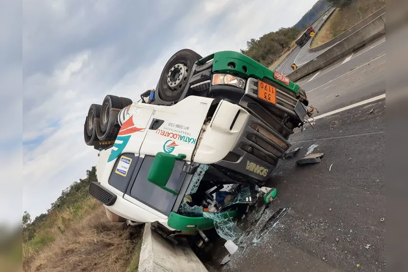 Caminhão carregado com combustível tomba na BR-376