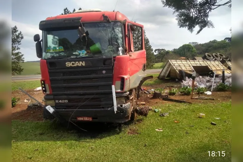 Caminhão com placas de Apucarana tomba na Serra do Cadeado