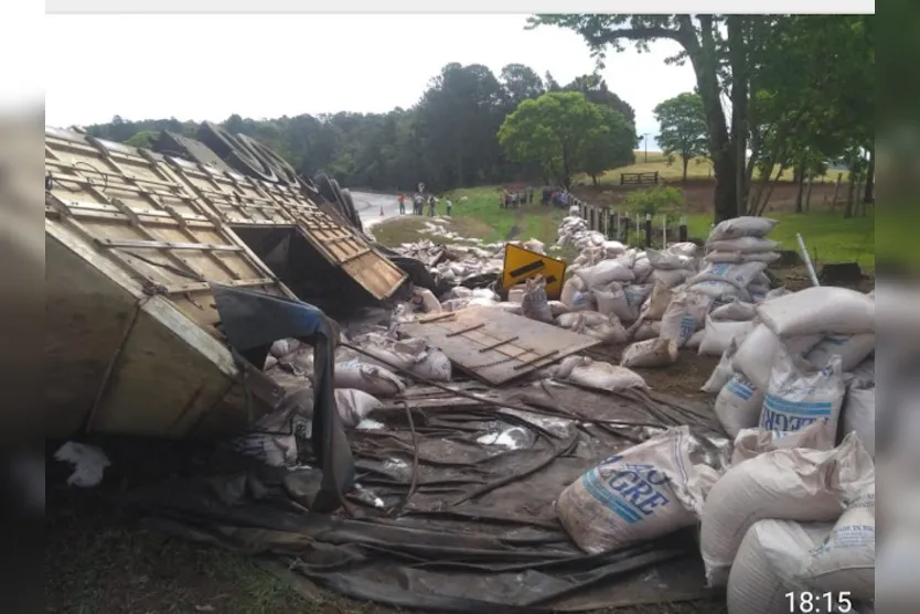 Caminhão com placas de Apucarana tomba na Serra do Cadeado