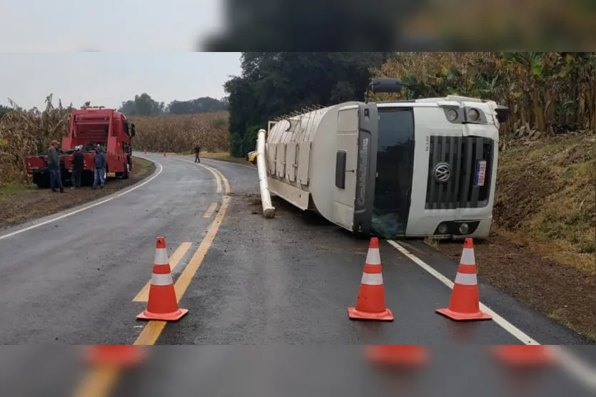 Caminhão de Arapongas carregado com ração tomba na PR-170