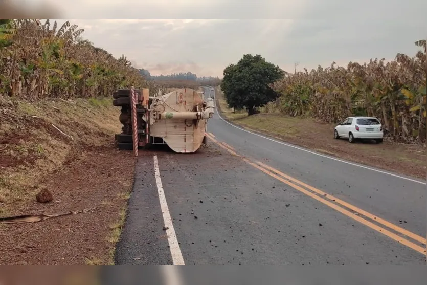 Caminhão de Arapongas carregado com ração tomba na PR-170