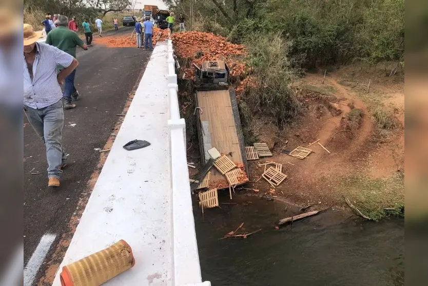 Caminhão despenca sobre o Rio Pirapó após acidente grave