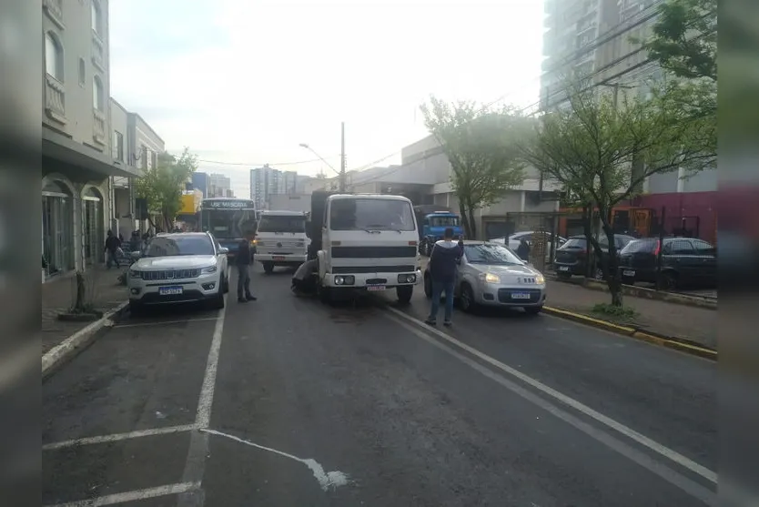 Caminhão quebra e prejudica trânsito no centro de Apucarana