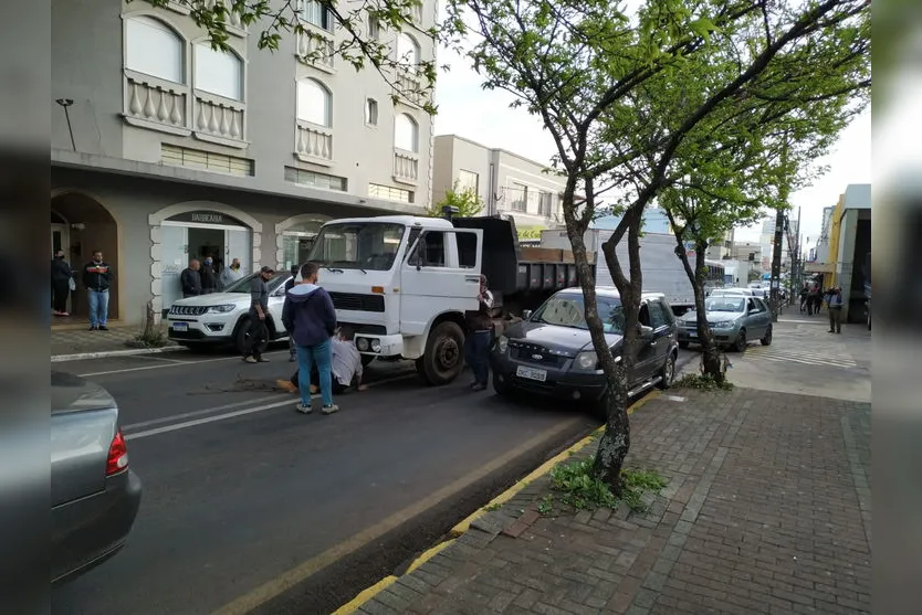 Caminhão quebra e prejudica trânsito no centro de Apucarana