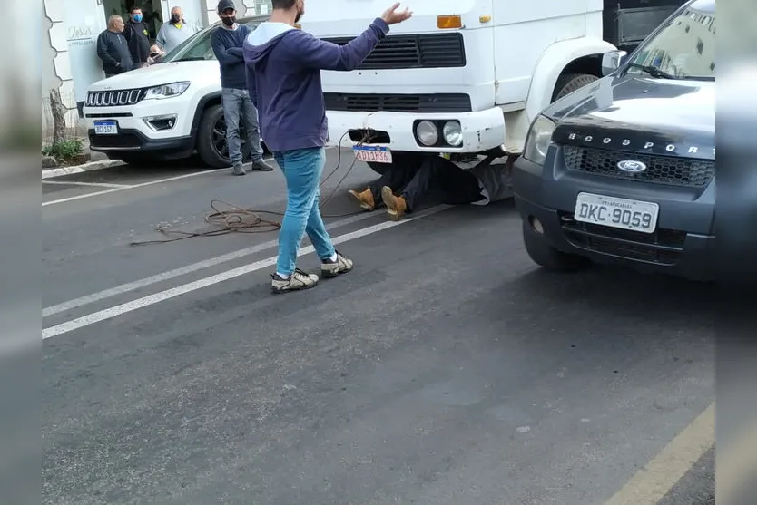 Caminhão quebra e prejudica trânsito no centro de Apucarana