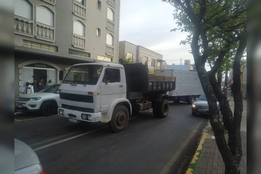 Caminhão quebra e prejudica trânsito no centro de Apucarana