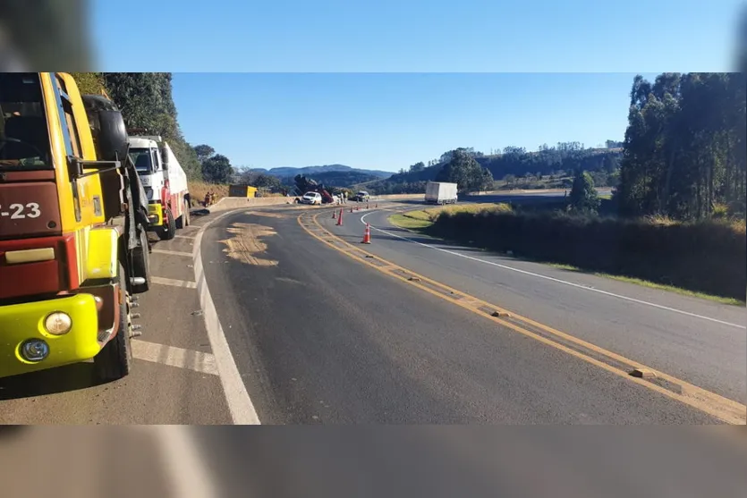 Caminhoneiro perde controle e tomba veículo na BR-376