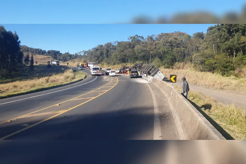 Caminhoneiro perde controle e tomba veículo na BR-376