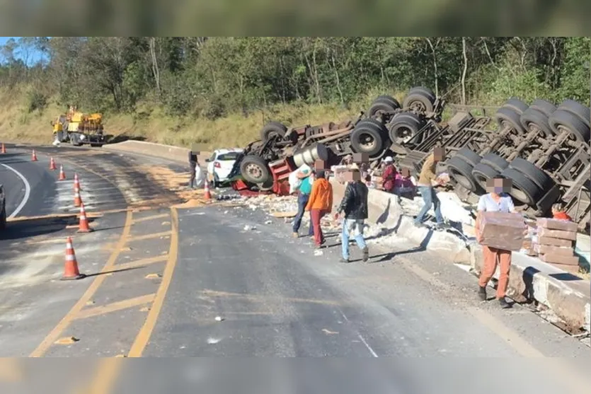 Caminhoneiro perde controle e tomba veículo na BR-376