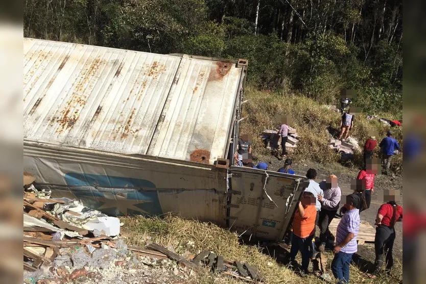 Caminhoneiro perde controle e tomba veículo na BR-376