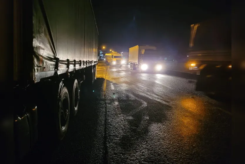 Caminhoneiros realizam manifestação na BR-376 em Apucarana