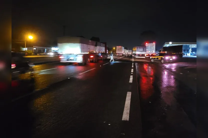 Caminhoneiros realizam manifestação na BR-376 em Apucarana