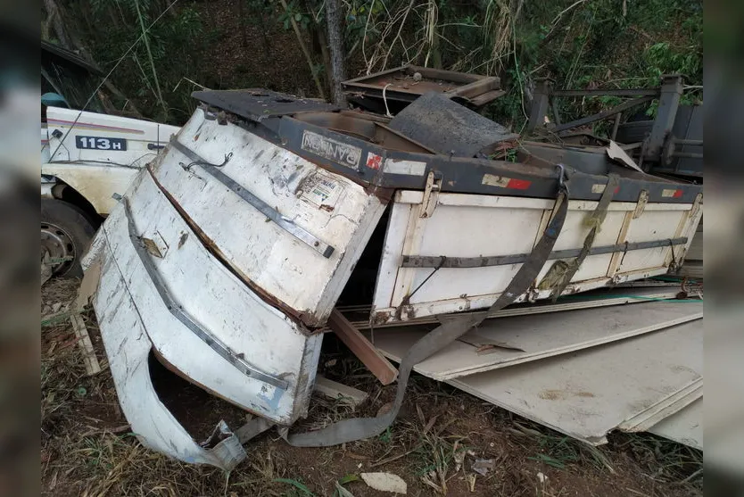 Carreta com aglomerado de madeira tomba no Contorno Norte