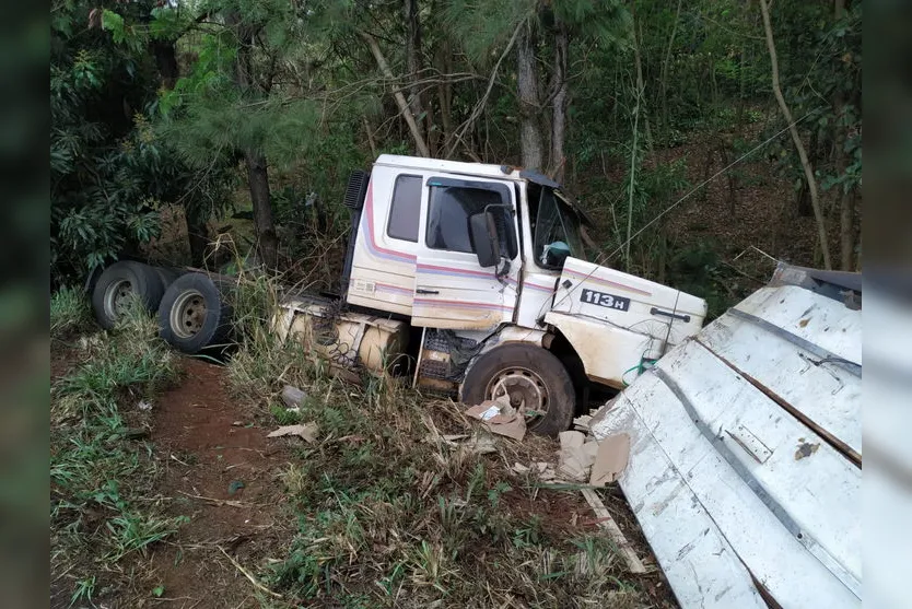 Carreta com aglomerado de madeira tomba no Contorno Norte