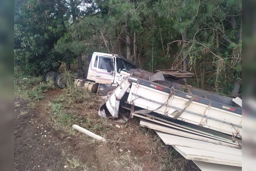 Carreta com aglomerado de madeira tomba no Contorno Norte