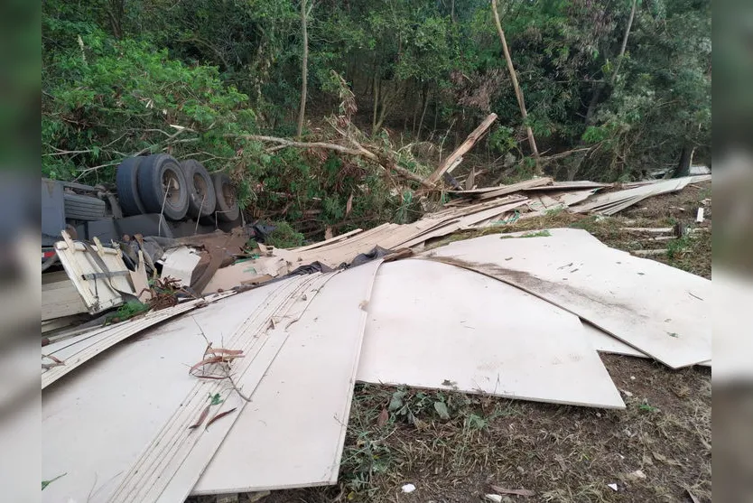 Carreta com aglomerado de madeira tomba no Contorno Norte