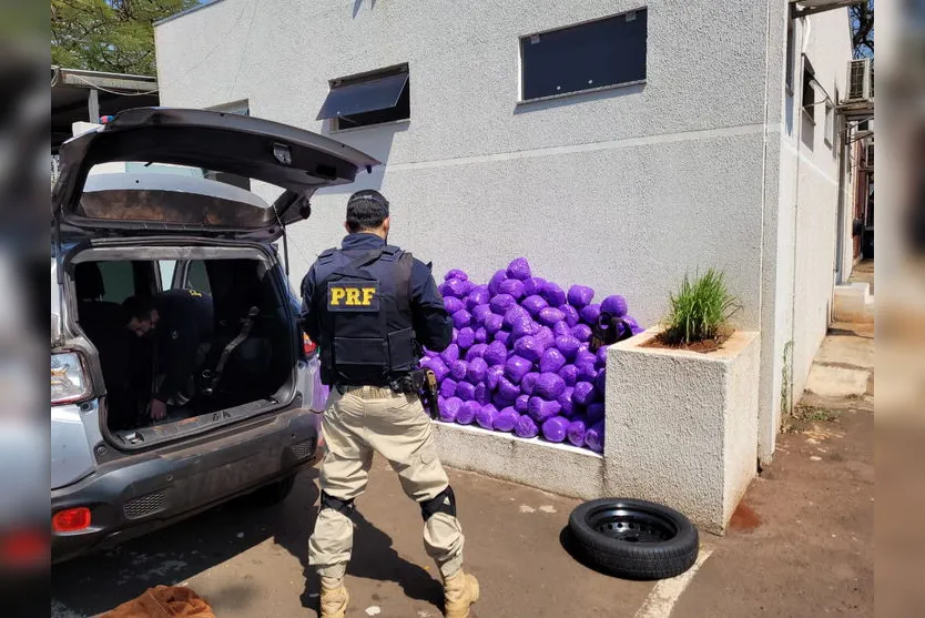 Carro carregado com maconha capota durante perseguição