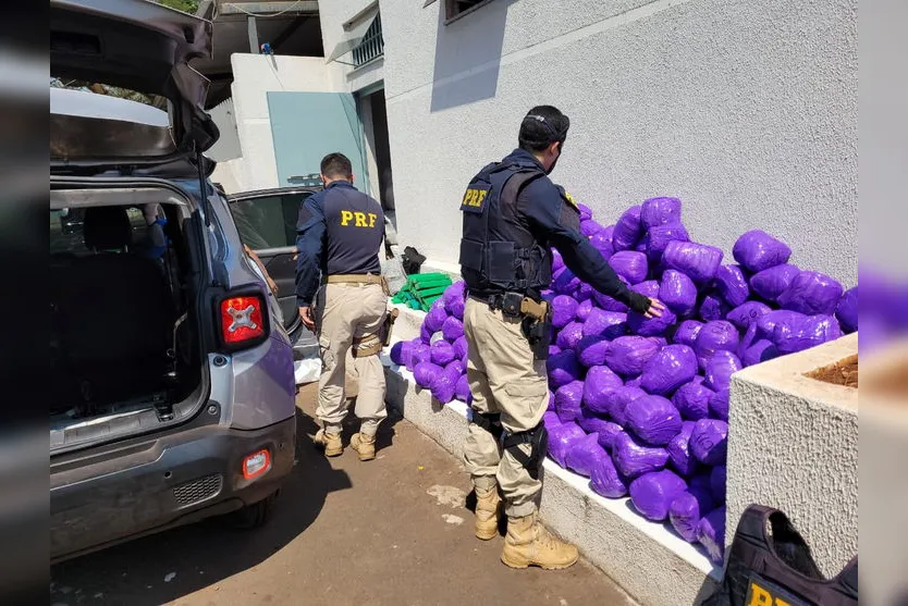 Carro carregado com maconha capota durante perseguição