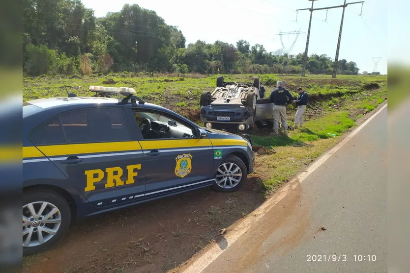 Carro carregado com maconha capota durante perseguição