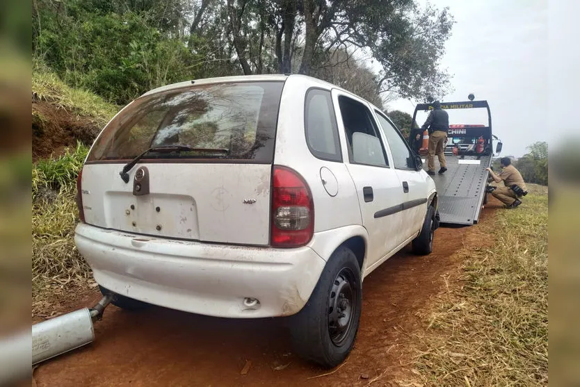 Carro furtado de empresa é encontrado depenado em Apucarana
