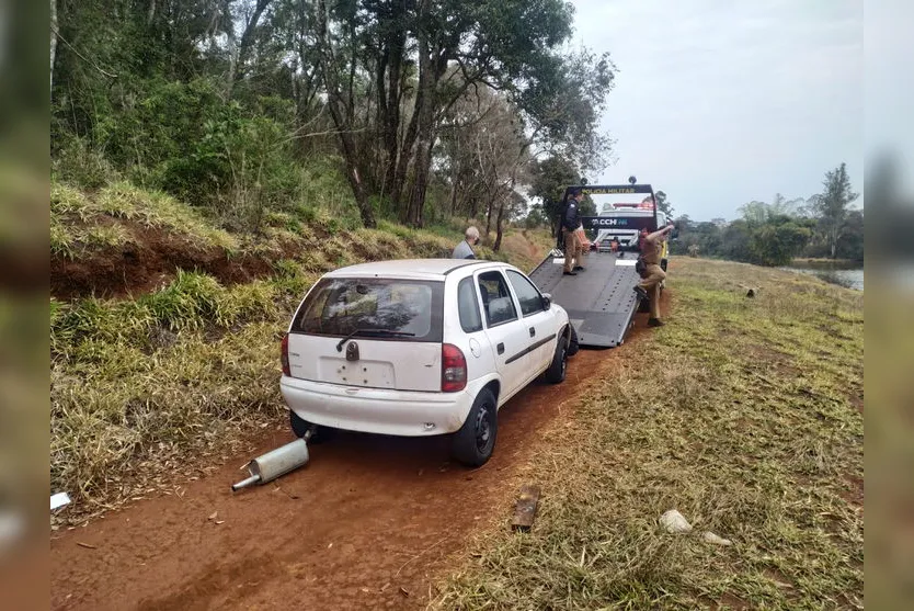 Carro furtado de empresa é encontrado depenado em Apucarana