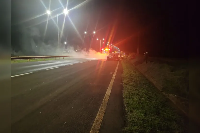 Carro pega fogo na BR-369 e fica destruído; veja