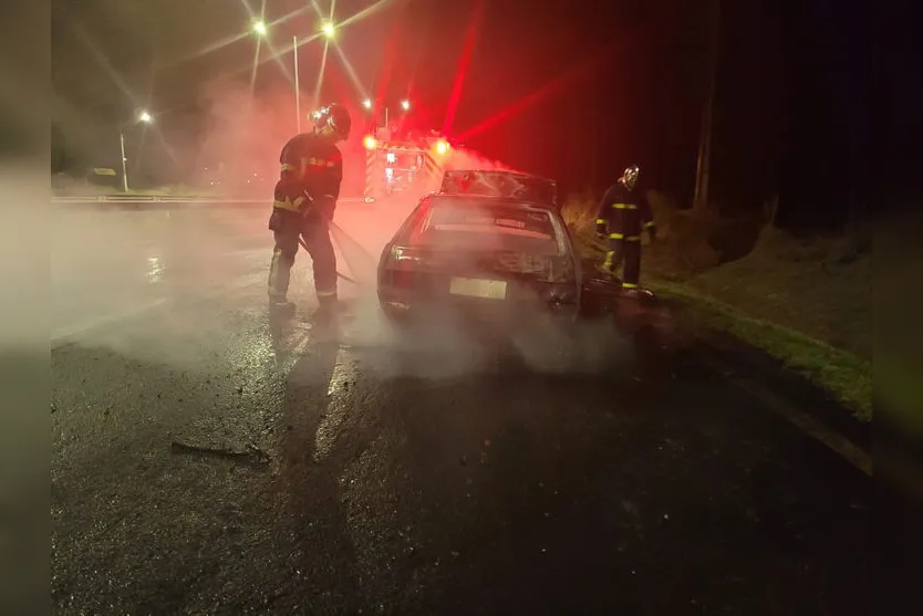 Carro pega fogo na BR-369 e fica destruído; veja