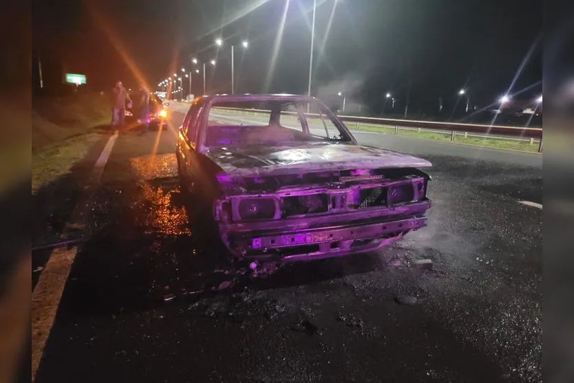 Carro pega fogo na BR-369 e fica destruído; veja