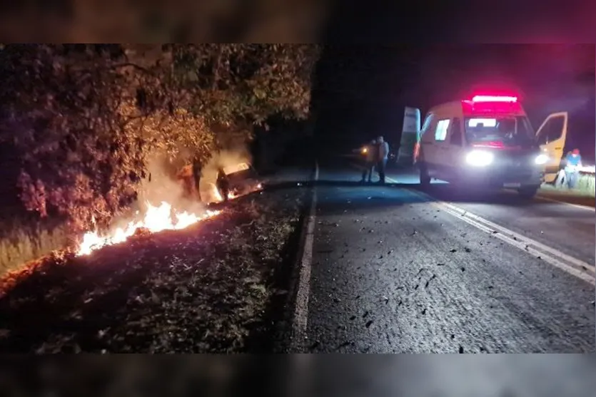  Carro saiu da pista, bateu contra uma árvore e pegou fogo em Borrazópolis, Paraná. Uma pessoa morreu. 
