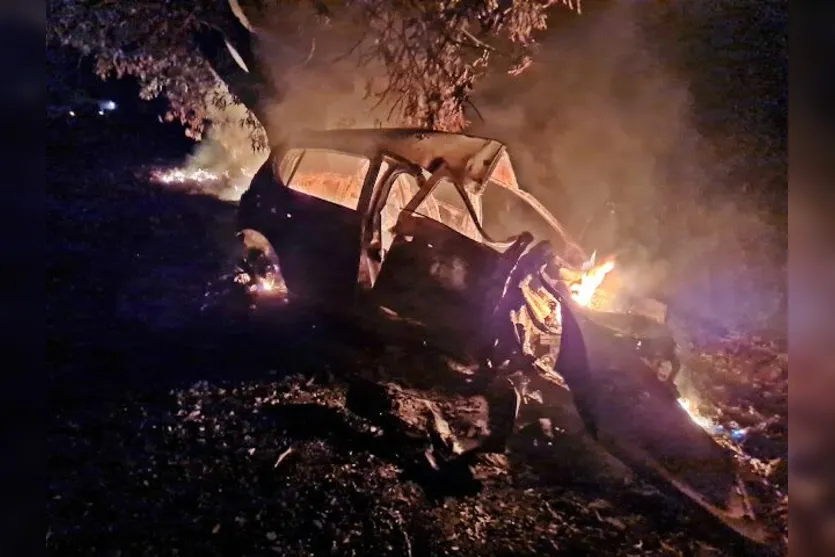  Carro saiu da pista, bateu contra uma árvore e pegou fogo em Borrazópolis, Paraná. Uma pessoa morreu. 