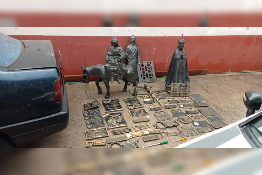 Casal é preso com objetos furtados do cemitério de Jandaia