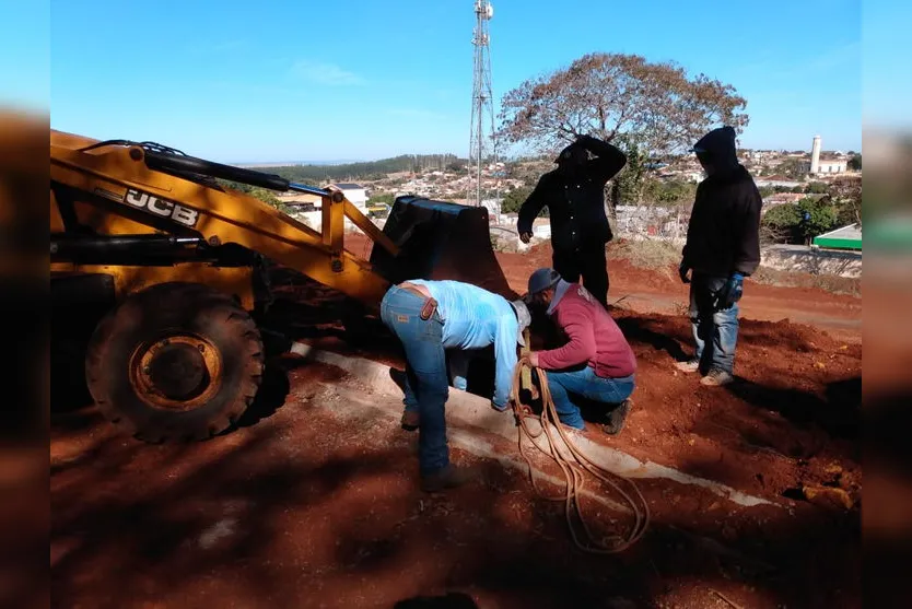 Cavalo cai dentro de bueiro em São Pedro do Ivaí, no PR