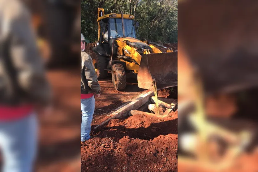 Cavalo cai dentro de bueiro em São Pedro do Ivaí, no PR