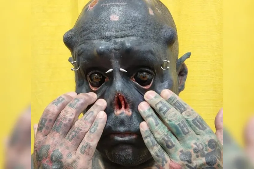"Caveira": homem com tatuagens em 99% do corpo mutila nariz