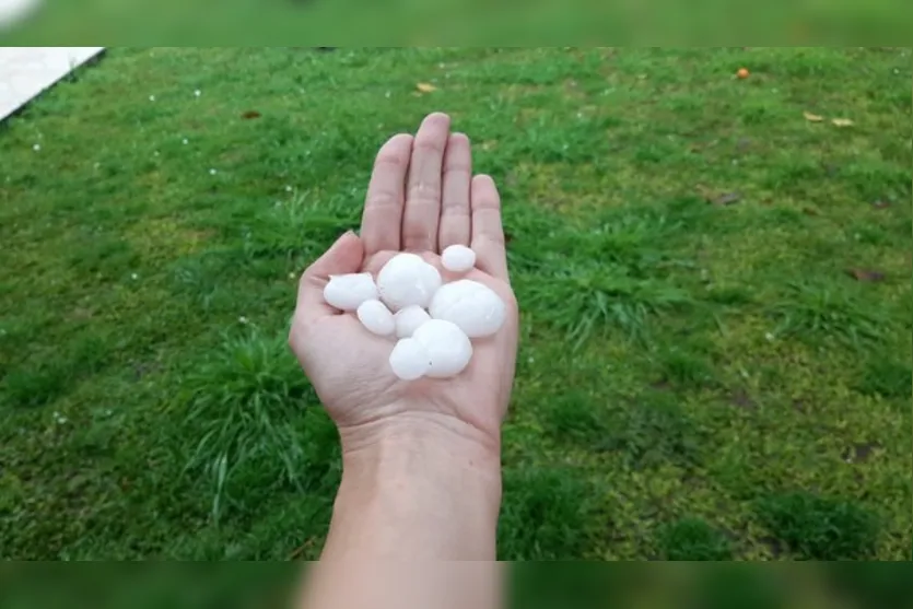 Chuva de granizo atinge Curitiba nesta segunda-feira