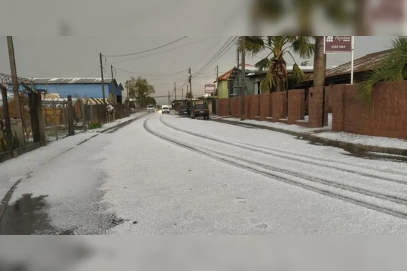 Chuva de granizo atinge Curitiba nesta segunda-feira