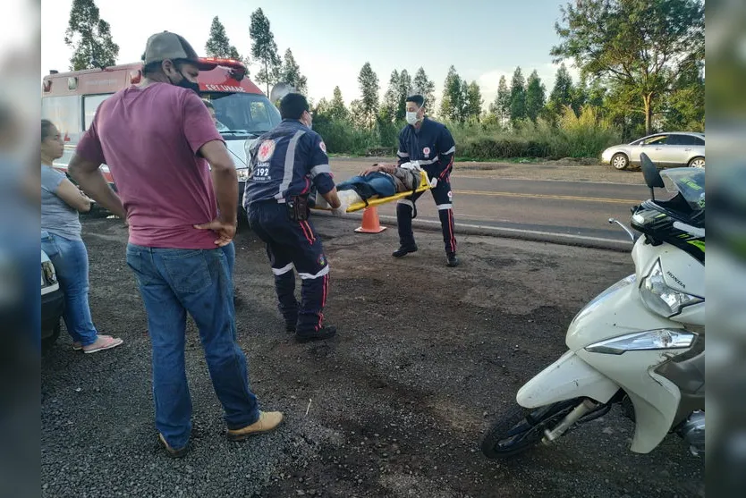 Colisão entre carro e moto deixa casal ferido