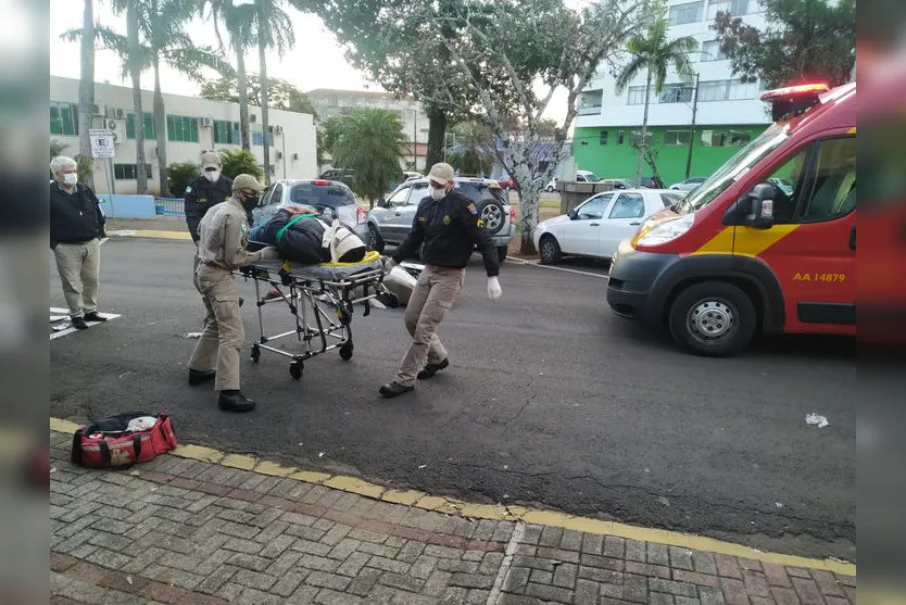 Colisão traseira deixa motociclista ferido em Apucarana