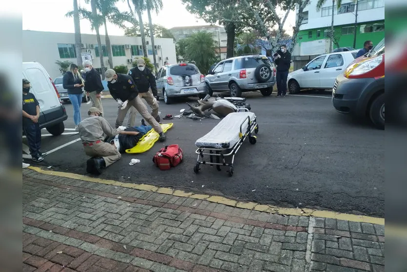 Colisão traseira deixa motociclista ferido em Apucarana