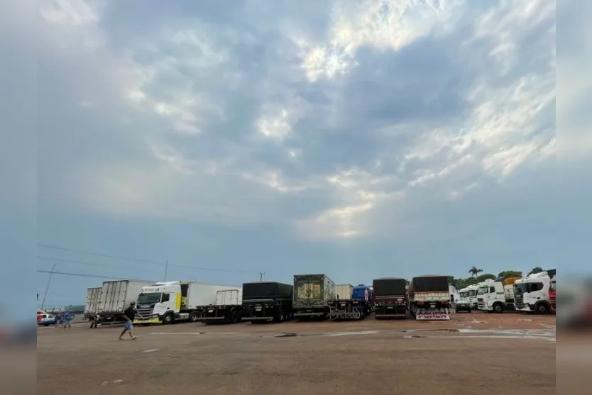 Confira as rodovias bloqueadas pelos caminhoneiros na região
