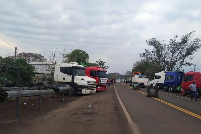 Confira as rodovias bloqueadas pelos caminhoneiros na região