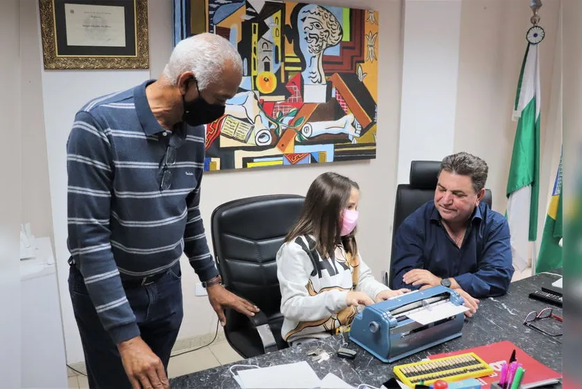 Educação de Arapongas adquire máquina de escrever em Braille