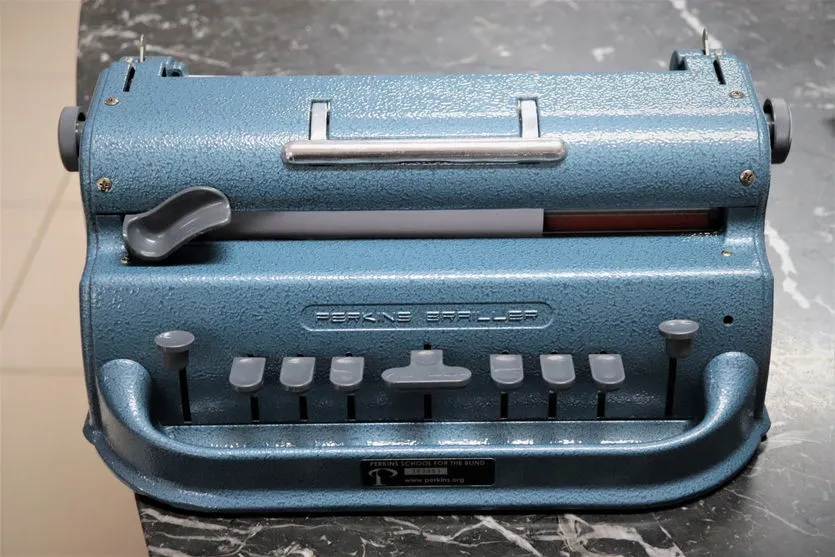 Educação de Arapongas adquire máquina de escrever em Braille