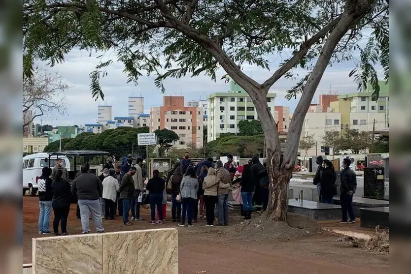  Enterro do menino Nicolas aconteceu nesta manhã no Cemitério Municipal de Maringá. 