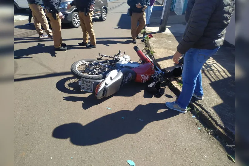 Entregador fratura a perna após batida em Apucarana