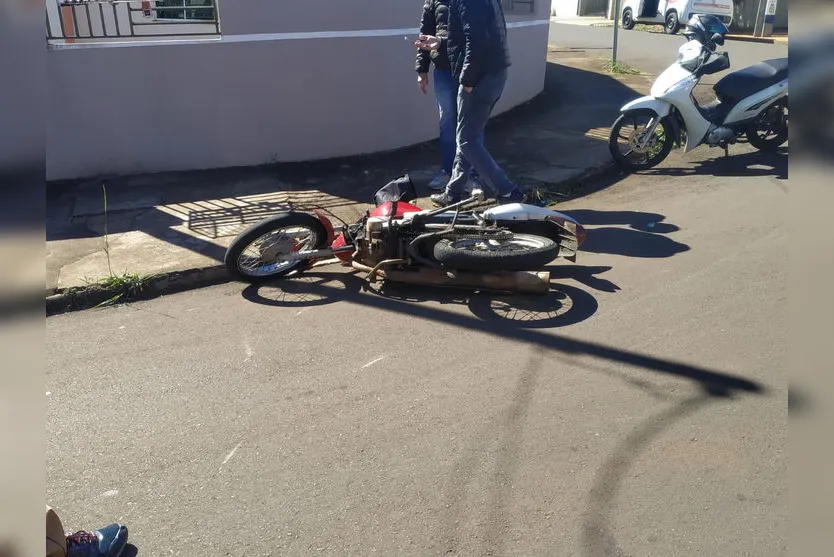 Entregador fratura a perna após batida em Apucarana