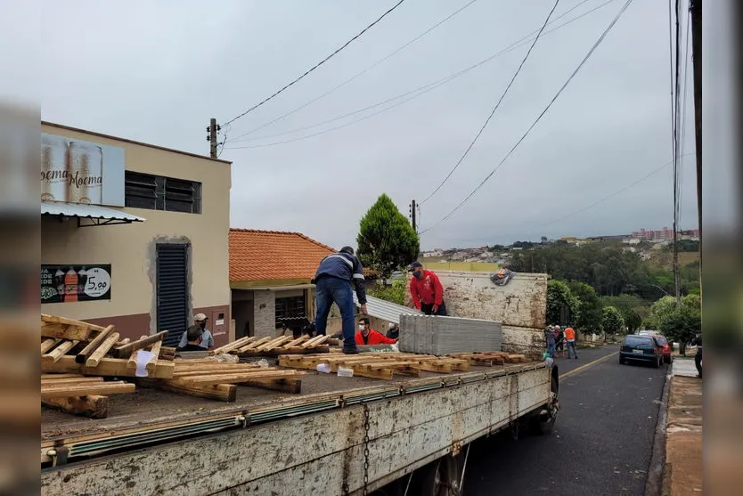 Famílias afetadas pelo temporal em Jandaia recebem ajuda